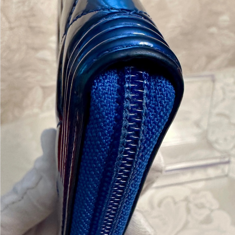 AUTHENTIC: CHANEL Boy Patent Leather Zippy Wallet - full inclusion - Picture 5 of 15